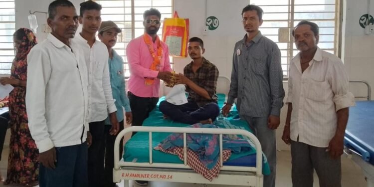 मनसे अध्यक्ष राज ठाकरे यांच्या वाढदिवसा निमित्त ग्रामीण रुग्णालय फळे वाटप..