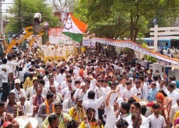 अमळनेर..! रोड शो गर्दीचा फायदा तब्बल २७ जणांचे पॉकेट १८ मोबाईल चोरी