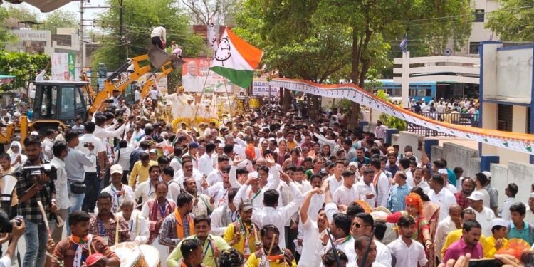 अमळनेर..! रोड शो गर्दीचा फायदा तब्बल २७ जणांचे पॉकेट १८ मोबाईल चोरी