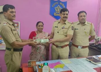 अमळनेर बसस्थानकात तैनात पोलिसांच्या सतर्कतेमुळे महिलेचे हरवलेले २ लाख ७५ हजार काही मिनिटात मिळाले परत