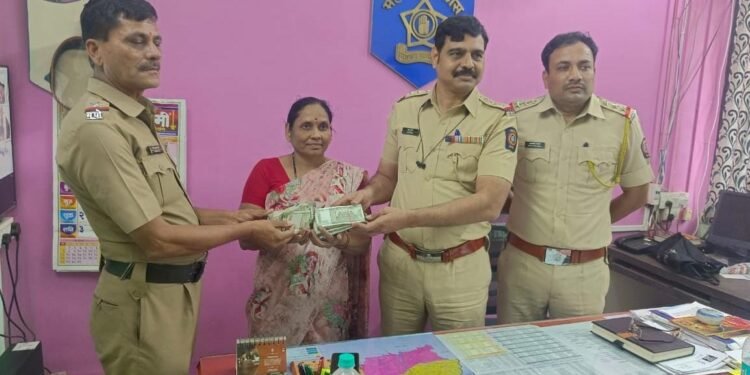 अमळनेर बसस्थानकात तैनात पोलिसांच्या सतर्कतेमुळे महिलेचे हरवलेले २ लाख ७५ हजार काही मिनिटात मिळाले परत