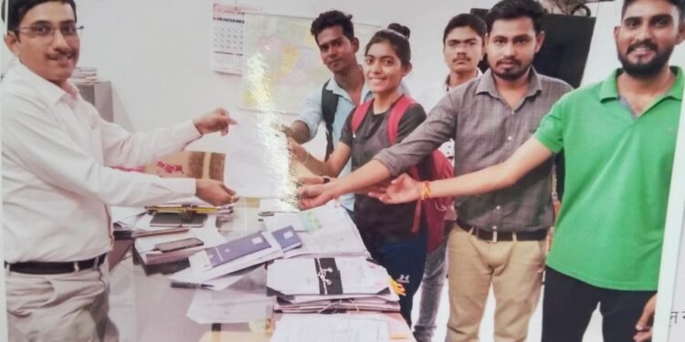 शासनाने काढलेल्या नवीन भरतीचे आवेदन शुल्क कमी करा!- नवयुवक बेरोजगार उमेदवारांचे उपजिल्हाधिकाऱ्यांना निवेदन