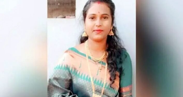 थरारक घटना! सासर्याने केली सुनेची हत्या! भांडी घासत असताना मागून केला कुऱ्हाडीने वार. .