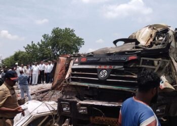 धुळे- मुंबई महामार्गावर भीषण अपघात! १५ जणांचा चिरडून मृत्यू…