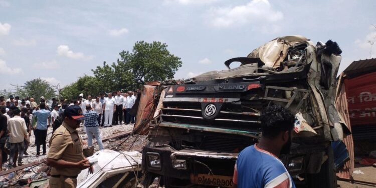 धुळे- मुंबई महामार्गावर भीषण अपघात! १५ जणांचा चिरडून मृत्यू…