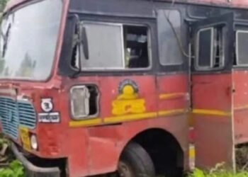 मुक्ताईनगर!  टायर फुटल्याने बस शेताच्या बांधावर जाऊन धडकली, ९ प्रवाशी जखमी