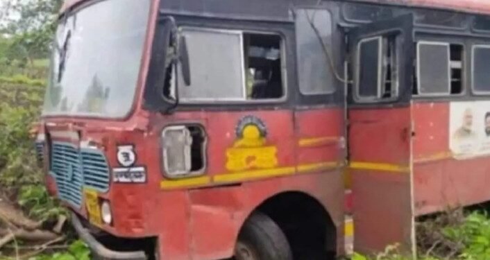 मुक्ताईनगर!  टायर फुटल्याने बस शेताच्या बांधावर जाऊन धडकली, ९ प्रवाशी जखमी