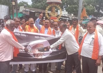 धारणगांवात संभाजी भिडे चा प्रतित्मक जोडे मारो करून पोलिस ठाण्यात तक्रार दाखल