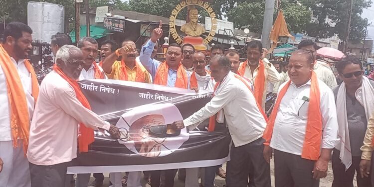 धारणगांवात संभाजी भिडे चा प्रतित्मक जोडे मारो करून पोलिस ठाण्यात तक्रार दाखल