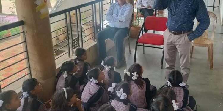 खर्दे विद्यालयात लोकमान्य टिळक पुण्यतिथी व शाहीर आण्णाभाऊ साठे जयंती साजरी