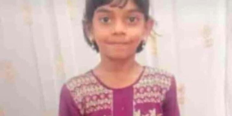 धक्कादायक! ८ वर्षीय बेपत्ता मुलीचा मृतदेह आढळला कडबा कुट्टीच्या ढिकाऱ्यात..