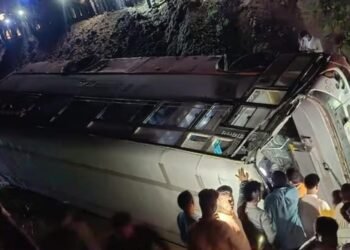 जालना..! ४२ प्रवाशांसह मुंबईकडे जाणारी एसटी बस ५० फूट खड्ड्यात कोसळली..