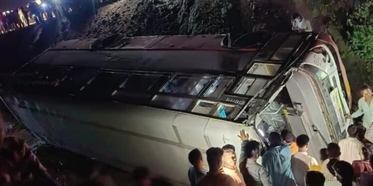 जालना..! ४२ प्रवाशांसह मुंबईकडे जाणारी एसटी बस ५० फूट खड्ड्यात कोसळली..