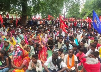 मणिपूर घटनेचा निषेध करत अमळनेर तालुक्यात जागतिक आदिवासी दिवस केला साजरा