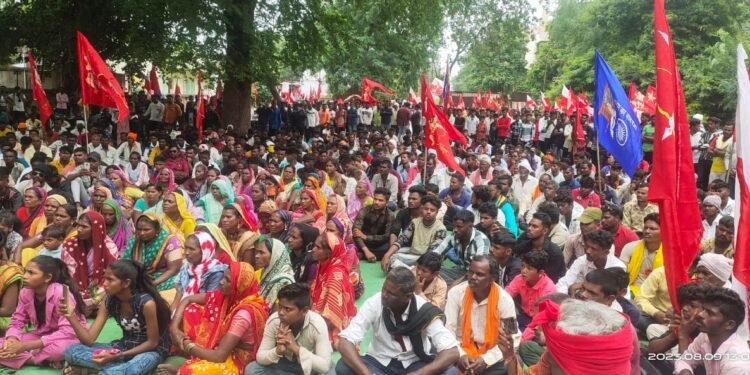 मणिपूर घटनेचा निषेध करत अमळनेर तालुक्यात जागतिक आदिवासी दिवस केला साजरा