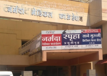 अमळनेरात दवाखान्याची तोडफोड; डॉक्टरांना धमकी; खोटा ॲट्रोसिटीचा गुन्हा दाखल करण्याची डॉक्टरला धमकी…१५ जणांविरुद्ध दरोड्याचा व खंडणीचा गुन्हा दाखल…