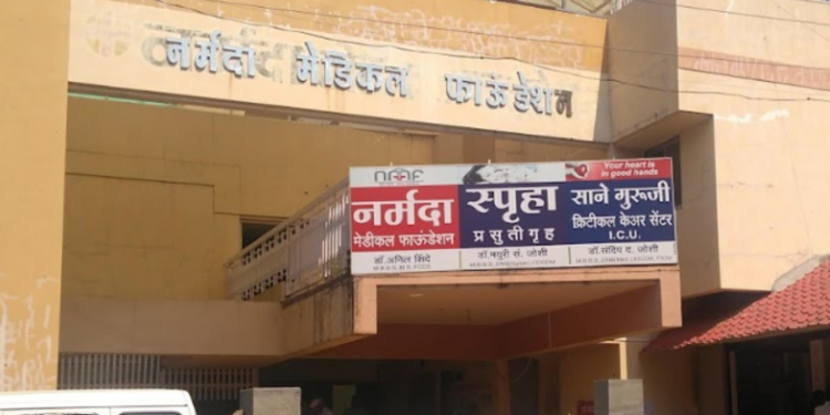 अमळनेरात दवाखान्याची तोडफोड; डॉक्टरांना धमकी; खोटा ॲट्रोसिटीचा गुन्हा दाखल करण्याची डॉक्टरला धमकी…१५ जणांविरुद्ध दरोड्याचा व खंडणीचा गुन्हा दाखल…