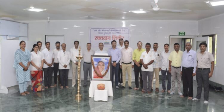 स्व. कांताई जैन यांच्या १८ व्या स्मृतिदिनी५१६ सहकाऱ्यांनी केले रक्तदान