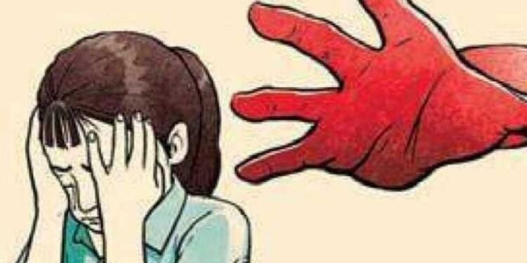 अमळनेर..! ओळखीचा फायदा घेत अल्पवयीन मुलीला टेकडीवर नेत केला विनयभंग…दोघांना पोलिसांनी केली अटक…