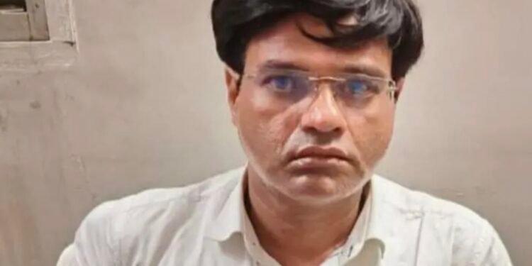 धक्कादायक! शिक्षकदिनीच शिक्षकीपेशाला काळीमा,सातवीत शिकणाऱ्या मुलीवर शिक्षकानेच केले अत्याचार…