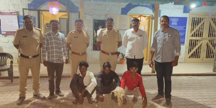 कापसाच्या गोण्या चोरणाऱ्या चोरट्यांना पोलीसांनी केले जेरबंद…