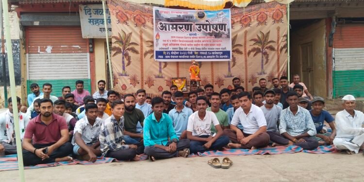 संविधान दिनी उपसले तरुणांनी उपोषणास्त्र