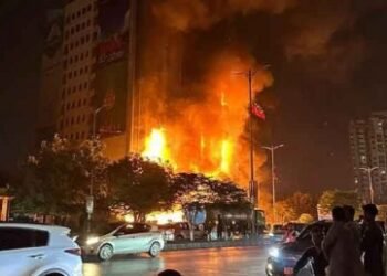 कराची येथे आगीत ११ जणांचा होरपळून मृत्यू