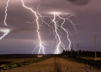 गुजरात अवकाळी पावसाचा कहर, वीज पडून २० जनांचा मृत्यू