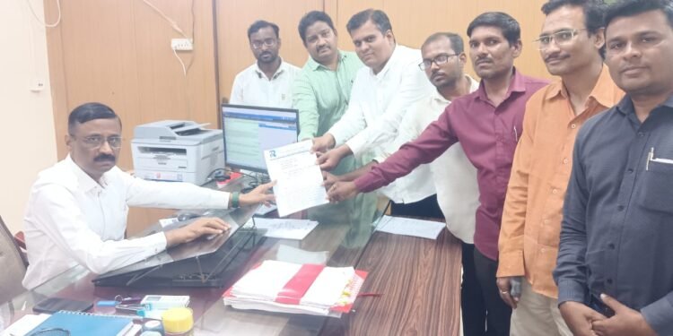 सरपंचाची गुंडगिरी, ग्रामस्थांची गांधीगिरी , ग्रामसभेत हमरी-तुमरी, दखल घेणार जिल्हाधिकारी