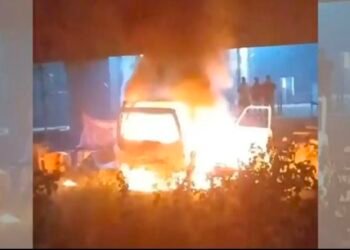 अमळनेरात मध्यरात्री उभ्या कारला अचानक लागली आग; कारमध्ये झोपलेले दोघे जखमी