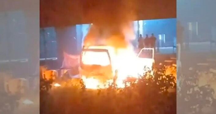 अमळनेरात मध्यरात्री उभ्या कारला अचानक लागली आग; कारमध्ये झोपलेले दोघे जखमी