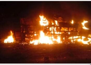 भीषण अपघात : डंपरला धडकताच बस पेटली; 13 जणांचा होरपळून मृत्यू….