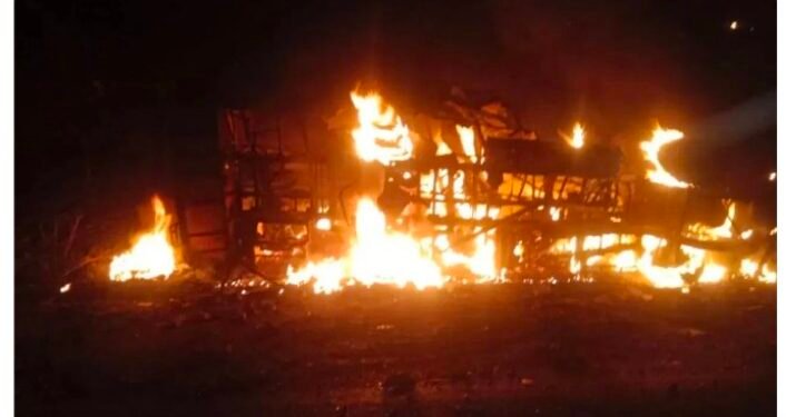 भीषण अपघात : डंपरला धडकताच बस पेटली; 13 जणांचा होरपळून मृत्यू….