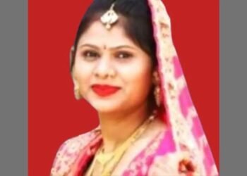 धक्कादायक: रात्री जेवण करून गप्पा करत झोपले आणि महिलेने उचलले टोकाचे पाऊल