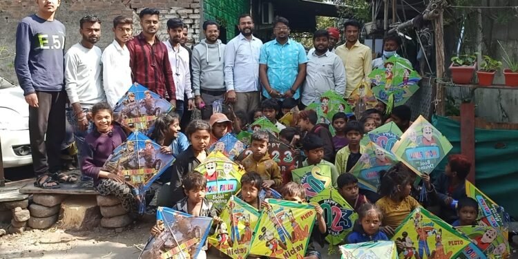 मकर संक्रांत निमित्त पतंग व मांज्याचे वाटप युवाशक्ती फाऊंडेशनचा उपक्रम