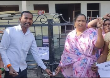 मंत्री गिरीश महाजन यांच्या संपर्क कार्यालयाला कुलूप ठोकले