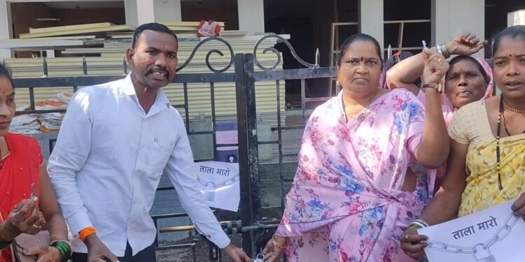 मंत्री गिरीश महाजन यांच्या संपर्क कार्यालयाला कुलूप ठोकले