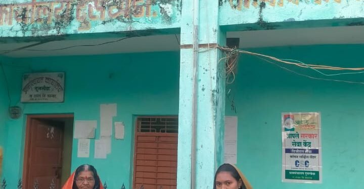 प्रथम महिला पोलीस पाटील यांच्या हस्ते ध्वजारोहण