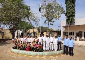 शिरूड हायस्कूल येथे स्थानिक चेअरमन श्रीमती.पुष्पलता पाटील यांच्या हस्ते ध्वजारोहण….