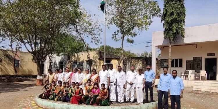 शिरूड हायस्कूल येथे स्थानिक चेअरमन श्रीमती.पुष्पलता पाटील यांच्या हस्ते ध्वजारोहण….