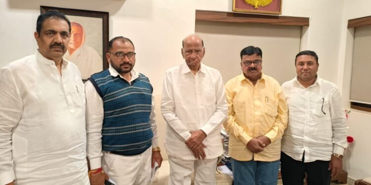 जिल्ह्यात शरद पवारांच्या राष्ट्रवादीला खिंडार गिरीष महाजनांचे कट्टर प्रतस्पर्धी भाजपच्या वाटेवर