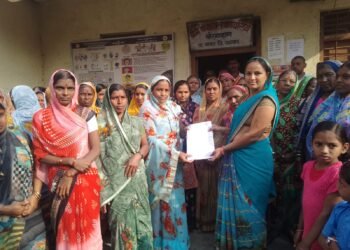 दारु बंदी साठी महिलांची ग्रामपंचायत  व दारु विक्रेत्याच्या घरावर मोर्चा