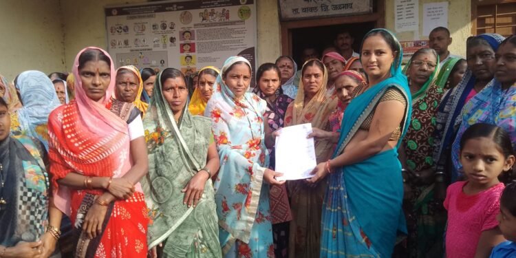 दारु बंदी साठी महिलांची ग्रामपंचायत  व दारु विक्रेत्याच्या घरावर मोर्चा