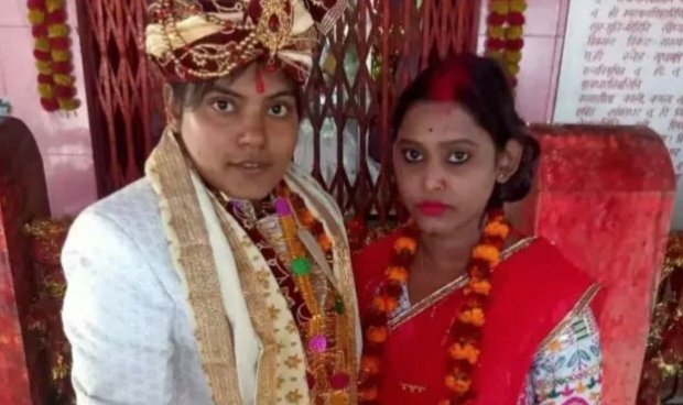 अजब प्रेम ची गजब कहाणी! दोन तरूणींनी एकमेकींसोबत केलं लग्न करुन थाटला संसार…