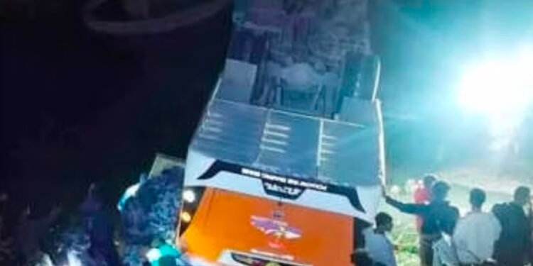 Accident! नेपाळमध्ये बस नदीत कोसळून १२ जनांचा मृत्यू, मृतांमध्ये २ भारतीयांचा समावेश