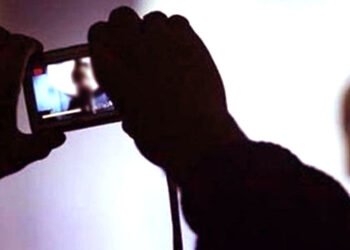 फ्लॅटवर मैत्रीच्या बहाण्याने बोलवले आक्षेपार्ह व्हिडिओ तयार करून गंडवले