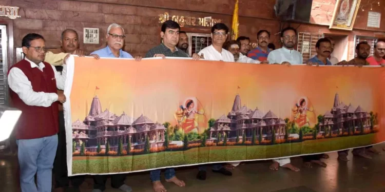 अयोध्येतील सीतामातेसाठी सुरत मध्ये तयार केली खास साडी; साडी मध्ये काय आहे विशेष..