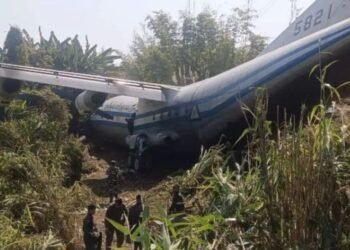 मोठी दुर्घटना; १४ प्रवाशांनी भरलेलं विमान कोसळलं…