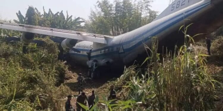 मोठी दुर्घटना; १४ प्रवाशांनी भरलेलं विमान कोसळलं…