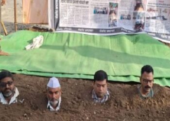 शेतकऱ्यांनी स्वतःला जमिनीत गाडून घेत तहसील कार्यालयासमोर अनोखे आंदोलन!